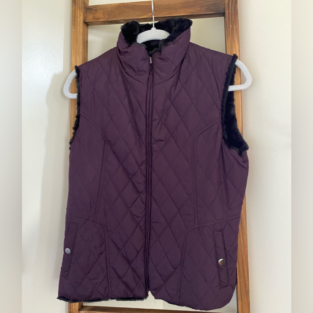 Women’s reversible quilted vest.
